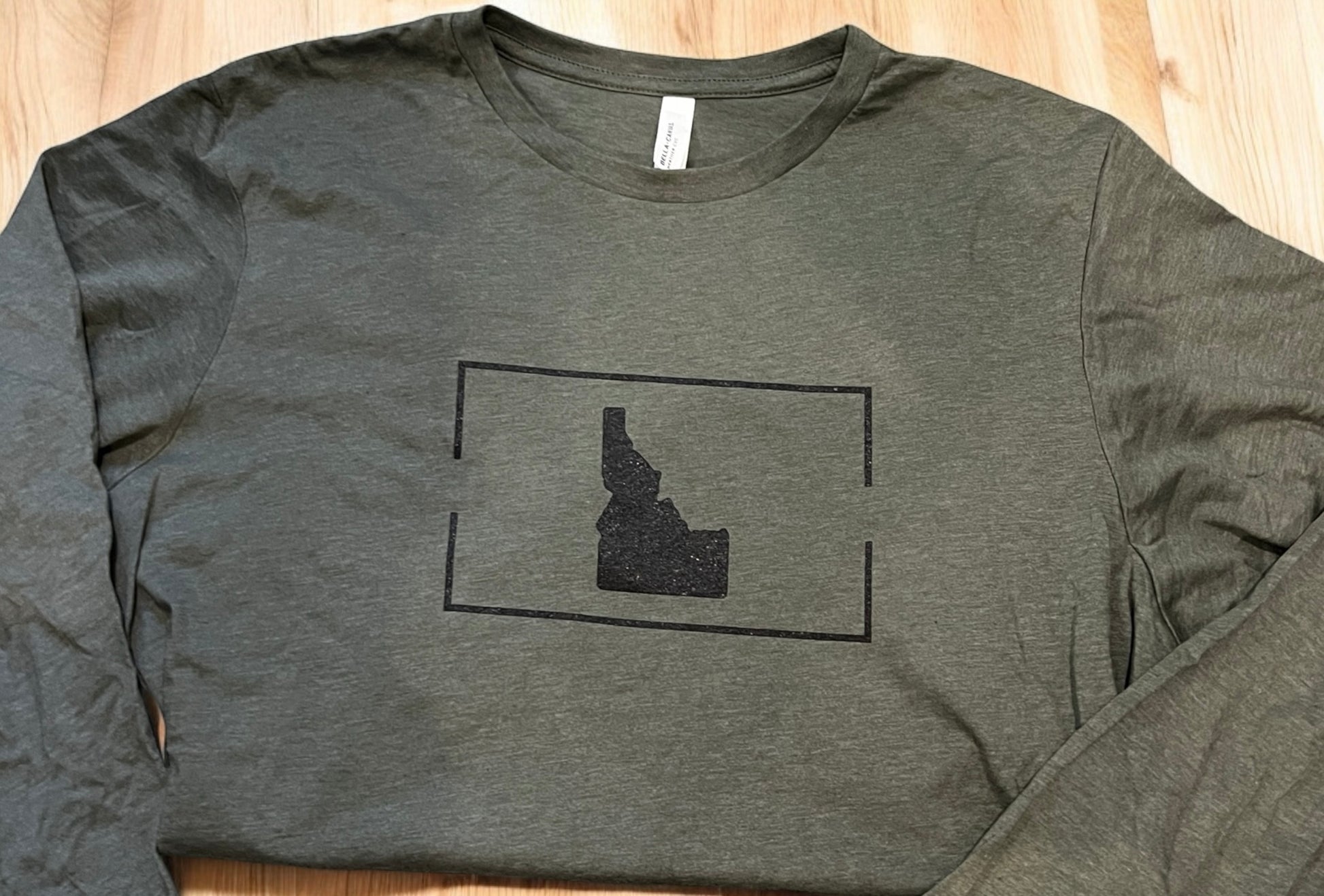 This Idaho military green long sleeve has a simple and clean long sleeve on the front. This long sleeve is green and unisex sizing. This design is by TatorJo, an Idaho Apparel company